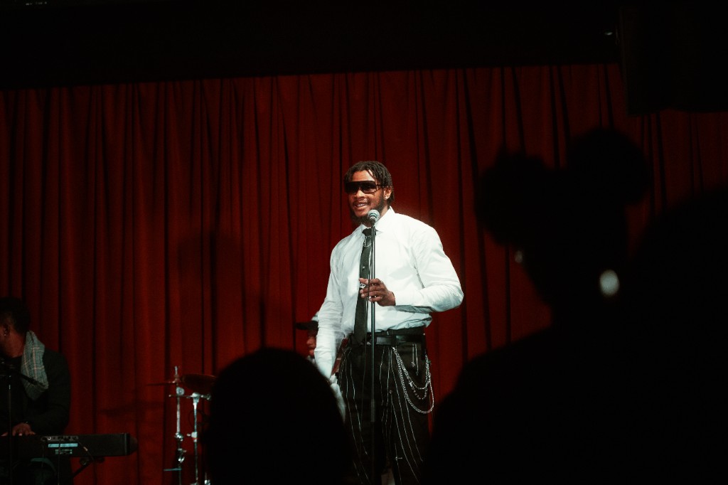 Ossy Brown live at the microphone